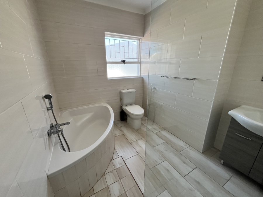 4 Bedroom Property for Sale in Bloubergrant Western Cape